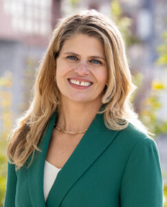 A headshot of Vanessa Oslund a mesothelioma lawyer, asbestos exposure attorney, and sex abuse lawyer at Oslund Udo Little