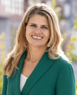 Headshot of attorney Vanessa Oslund