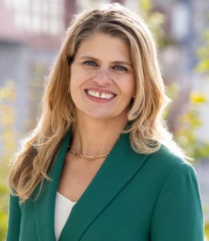 A headshot of Vanessa Oslund a mesothelioma lawyer, asbestos exposure attorney, and sex abuse lawyer at Oslund Udo Little